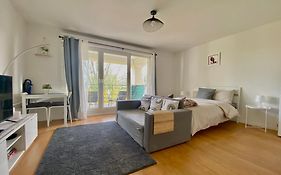 Cozy Riverfront Living, 5-Min Walk To Riverside Train